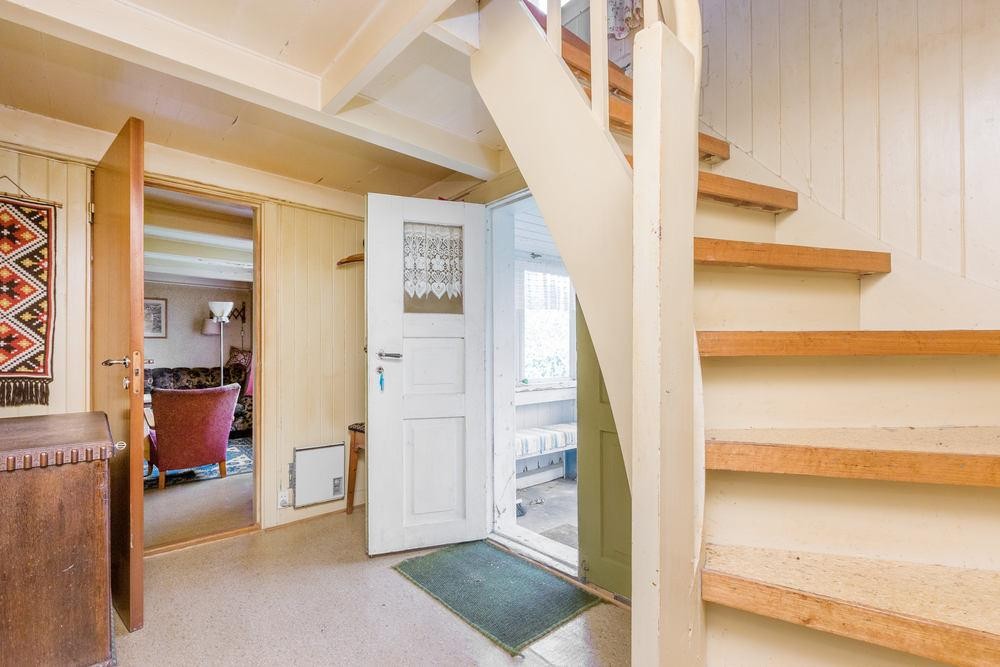 Gang med loftstrapp Galleribilde