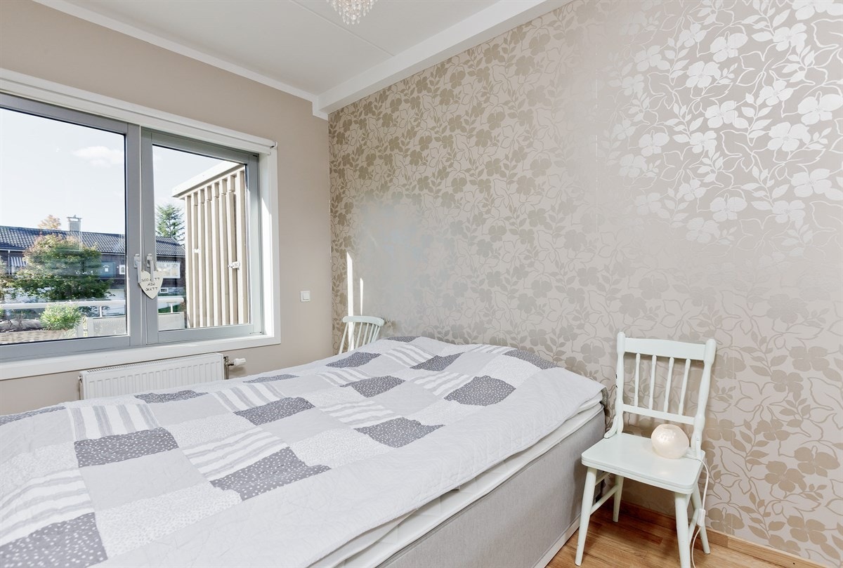 Hovedsoverom med kontrastvegg og god plass til dobbeltseng. Galleribilde