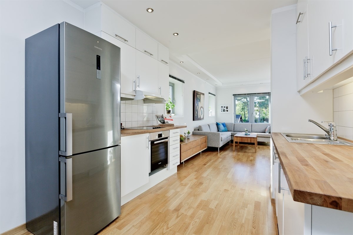 Kjøkken med åpen løsning mot stue. Galleribilde