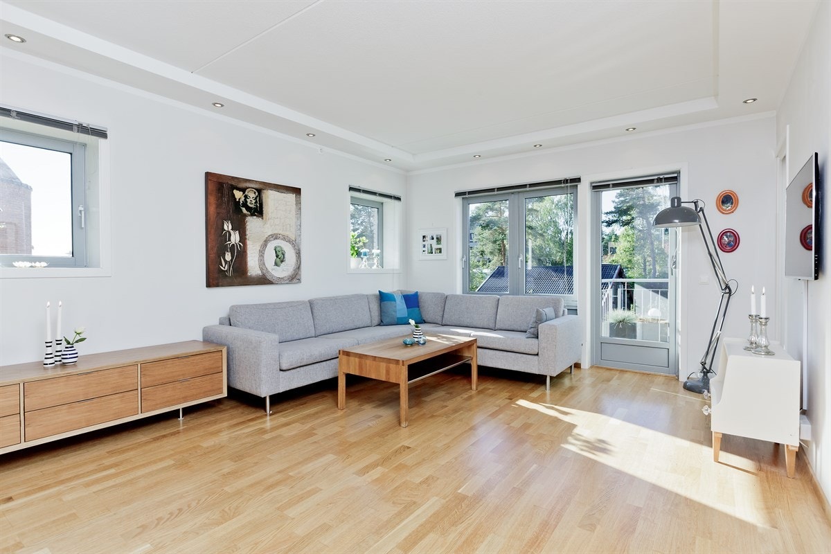 Topp- endeleilighet; vindusflater på tre av fire vegger slipper inn rikelig med lys. Galleribilde