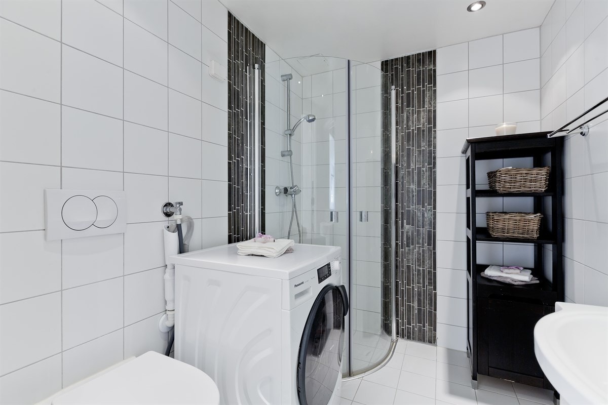 Baderom. Gulvvarme og opplegg for vaskemaskin. Galleribilde