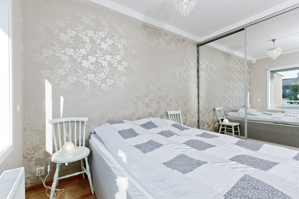 Romslig skyvedørsgarderobe i tilknytning soverom 1 av 2. Galleribilde