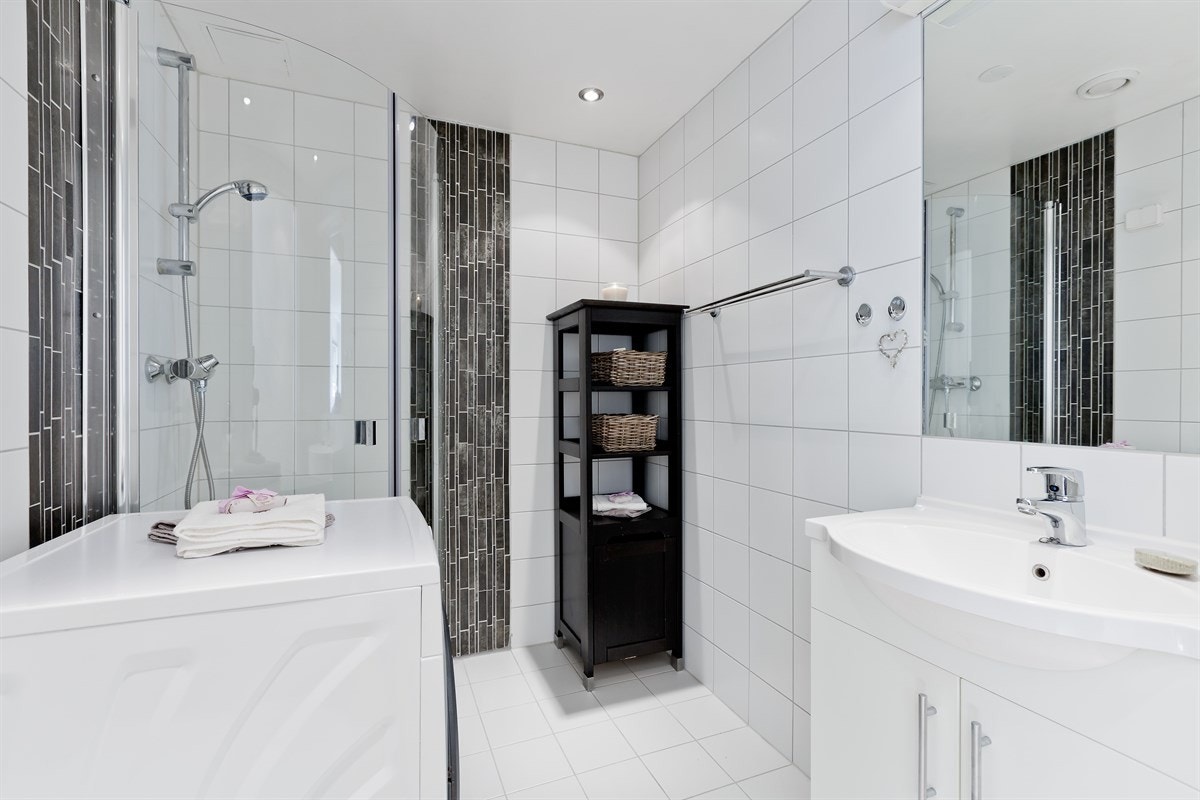 Delikat baderom med bl.a vegghengt toalett, innfellbare dusjvegger og downlights. Galleribilde