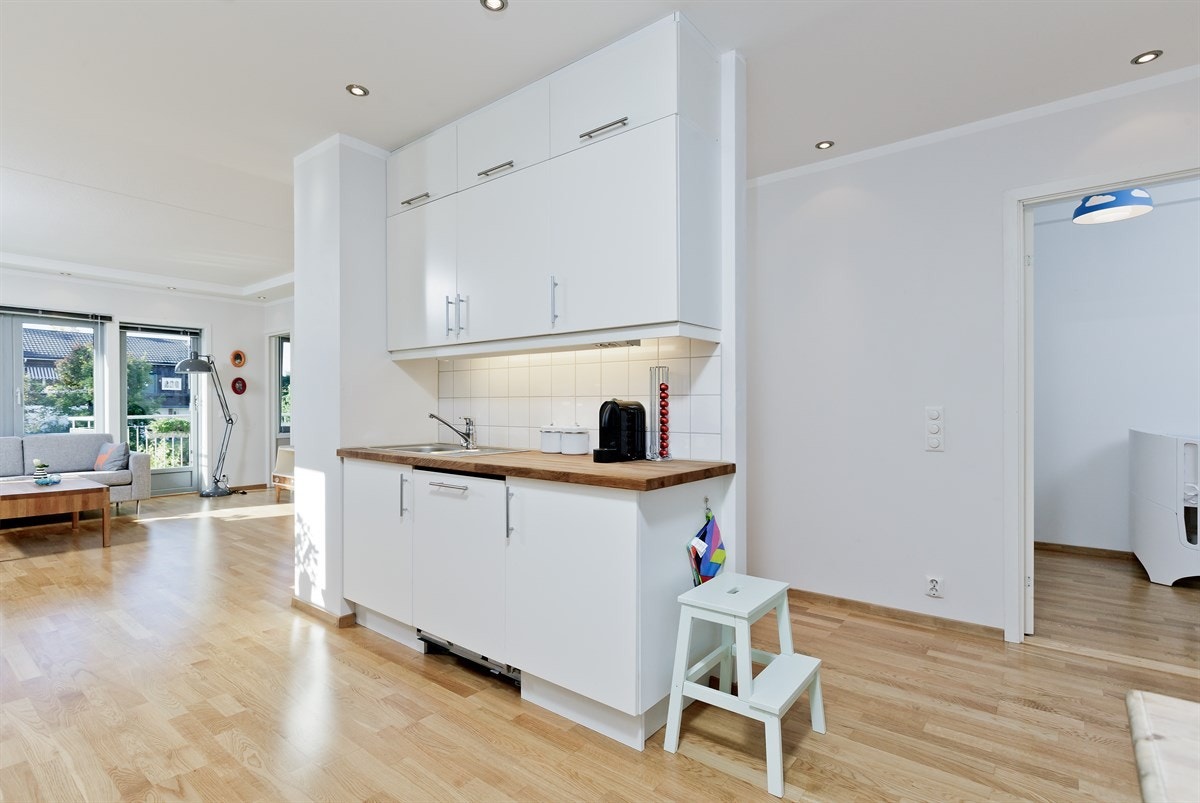 Kjøkkeninnredning i 2 høyder, opptil tak. Galleribilde