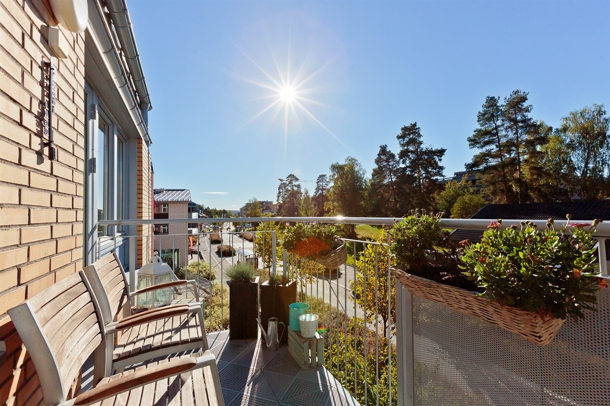Vestvendt balkong med meget gode solforhold. Galleribilde