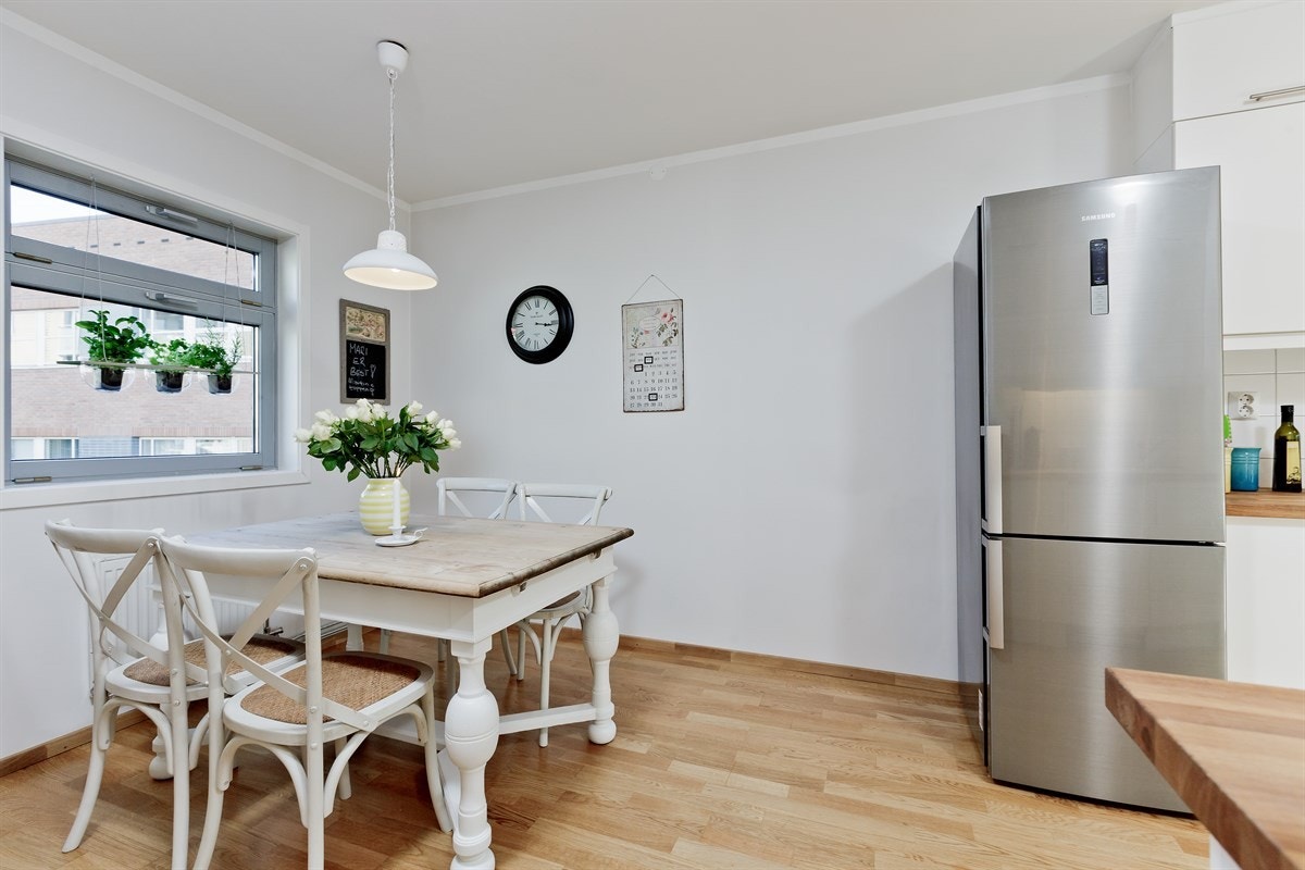 Spiseplass i tilknytning til kjøkken med vindu på endevegg. Galleribilde