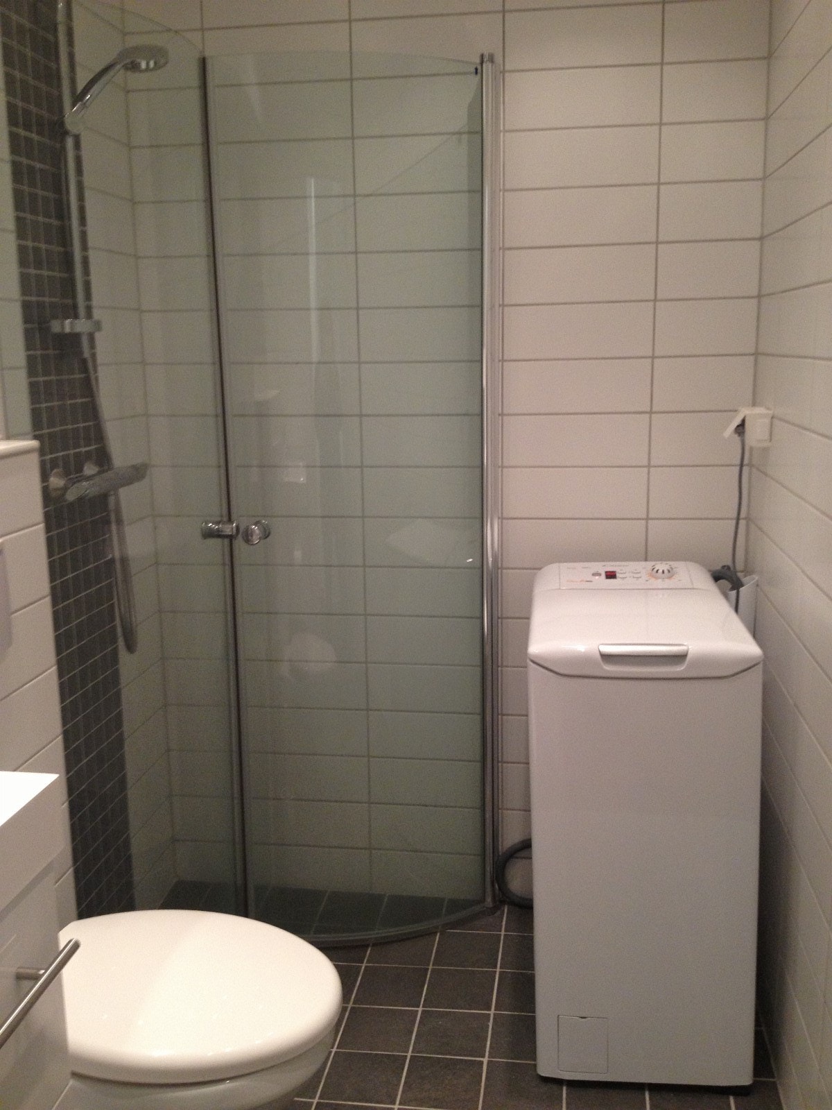 Bad - Dusj, vaskemaskin, toalett Galleribilde