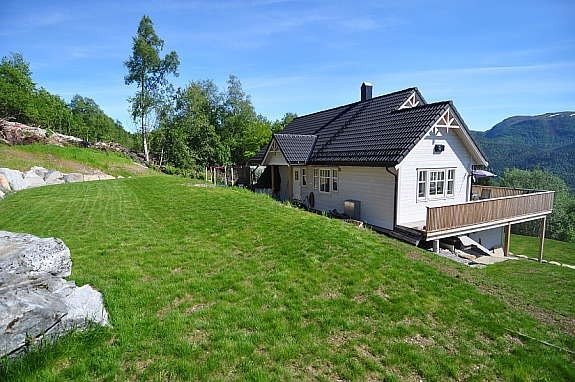 Sommer - bak huset - før ferdig beiset hus Galleribilde