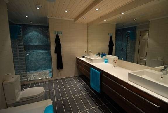 Stort og romslig hovedbad med 2 vasker, dobbel dusj og stort badekar Galleribilde