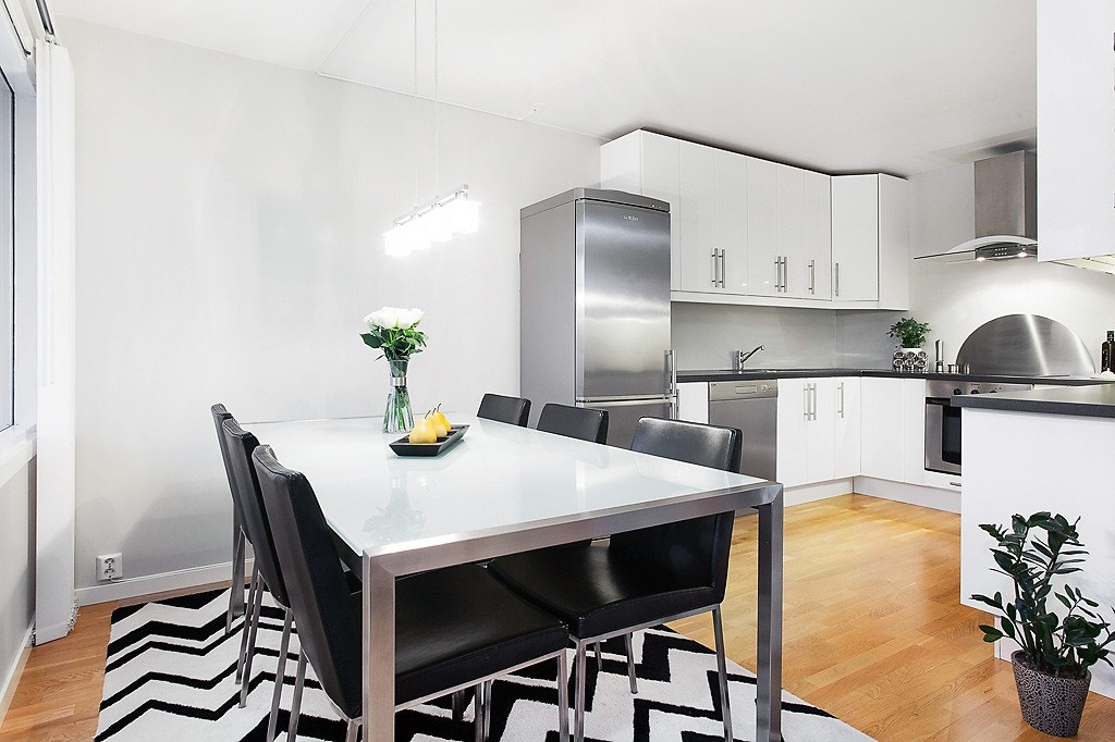 Lekkert kjøkken med plass til spisestue i front Galleribilde