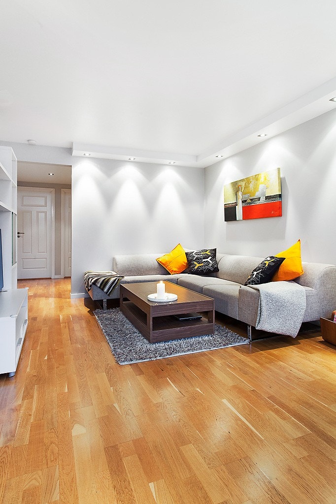 Stor og lys stue med god plass til sofakrok Galleribilde