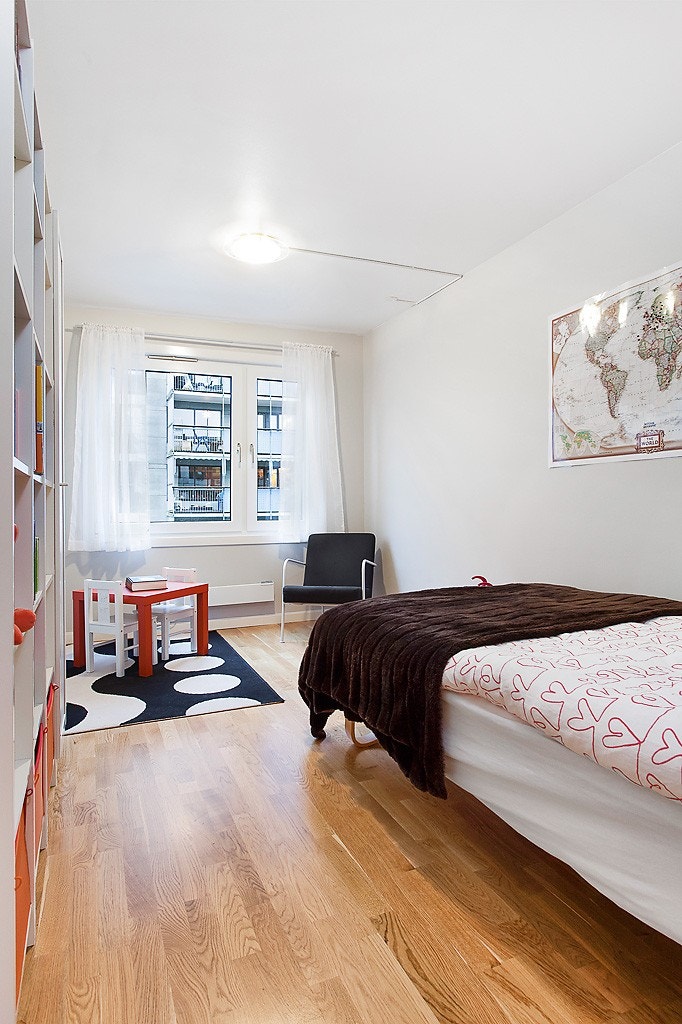 Romslig barnerom med plass til både seng og leksepult Galleribilde