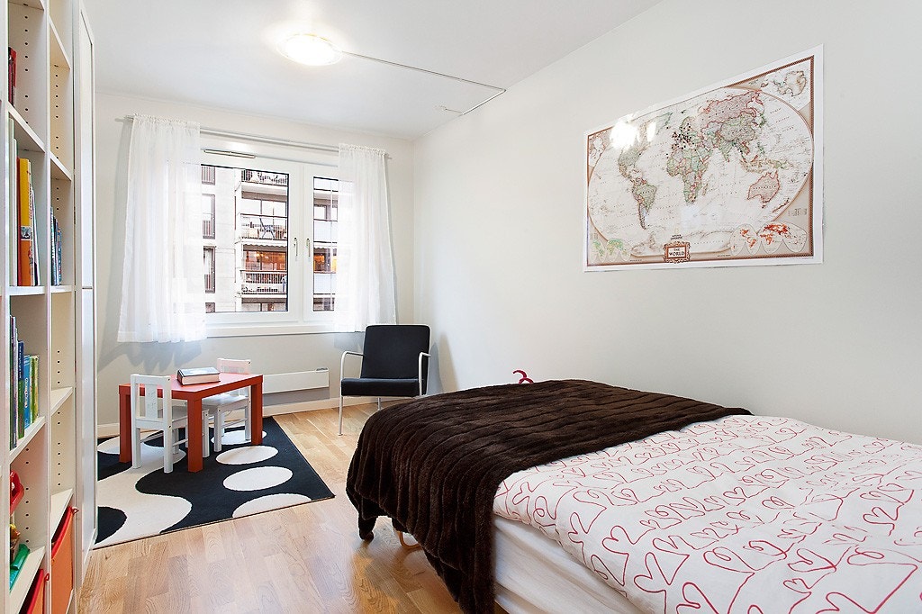 Romslig barnerom med plass til både seng og leksepult Galleribilde