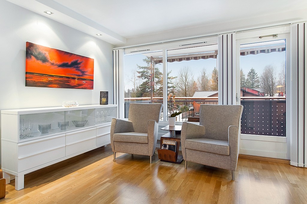 Fra stuen er det utgang til vestvendt, solrik terrasse Galleribilde