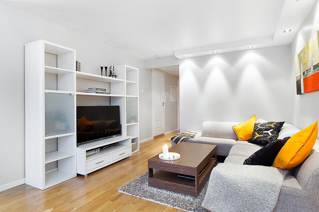 Lys og lekker stue med plass til sofakrok Galleribilde