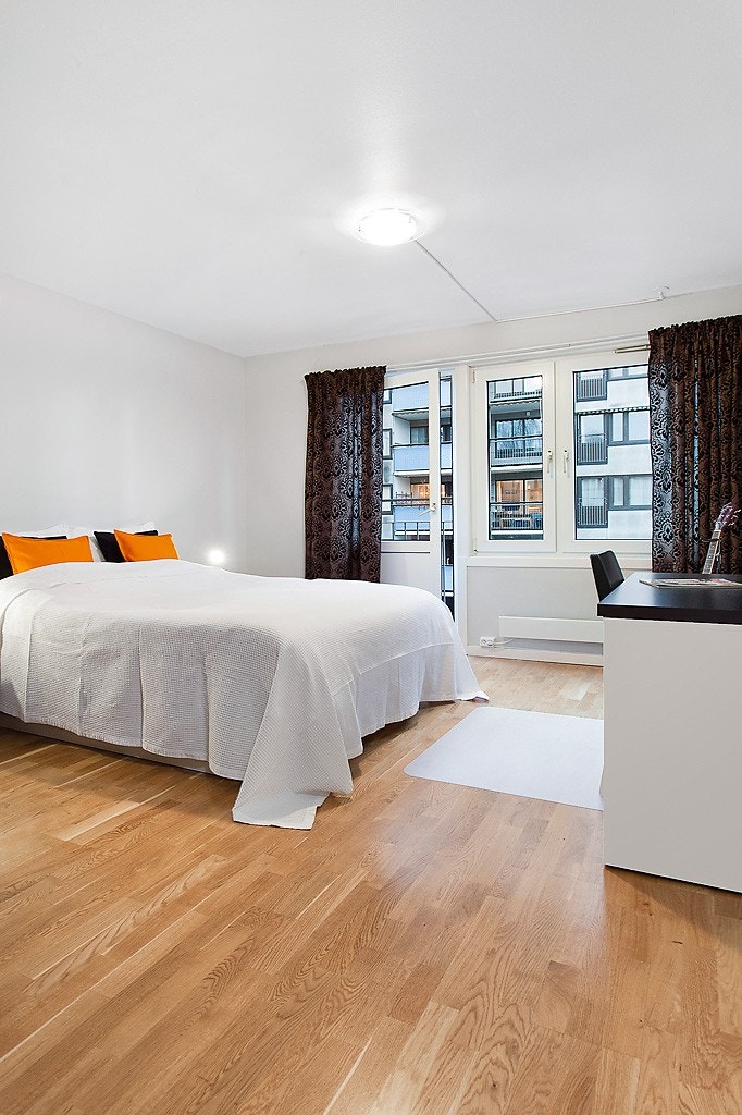 Stort hovedsoverom med mye garderobeplass Galleribilde