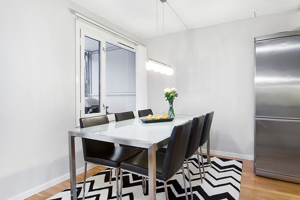 God plass til spisestue i front av kjøkkenet Galleribilde