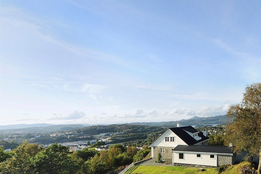 Nydeleg utsikt! Utleigedelen er annekset på høgre sida av huset. Du vil kunne nytte deg av den deilige hagen som vist her. Nytt hus er under oppføring på nabotomta mot sør. Nabotomt mot nord vil også bli bebygd. Galleribilde
