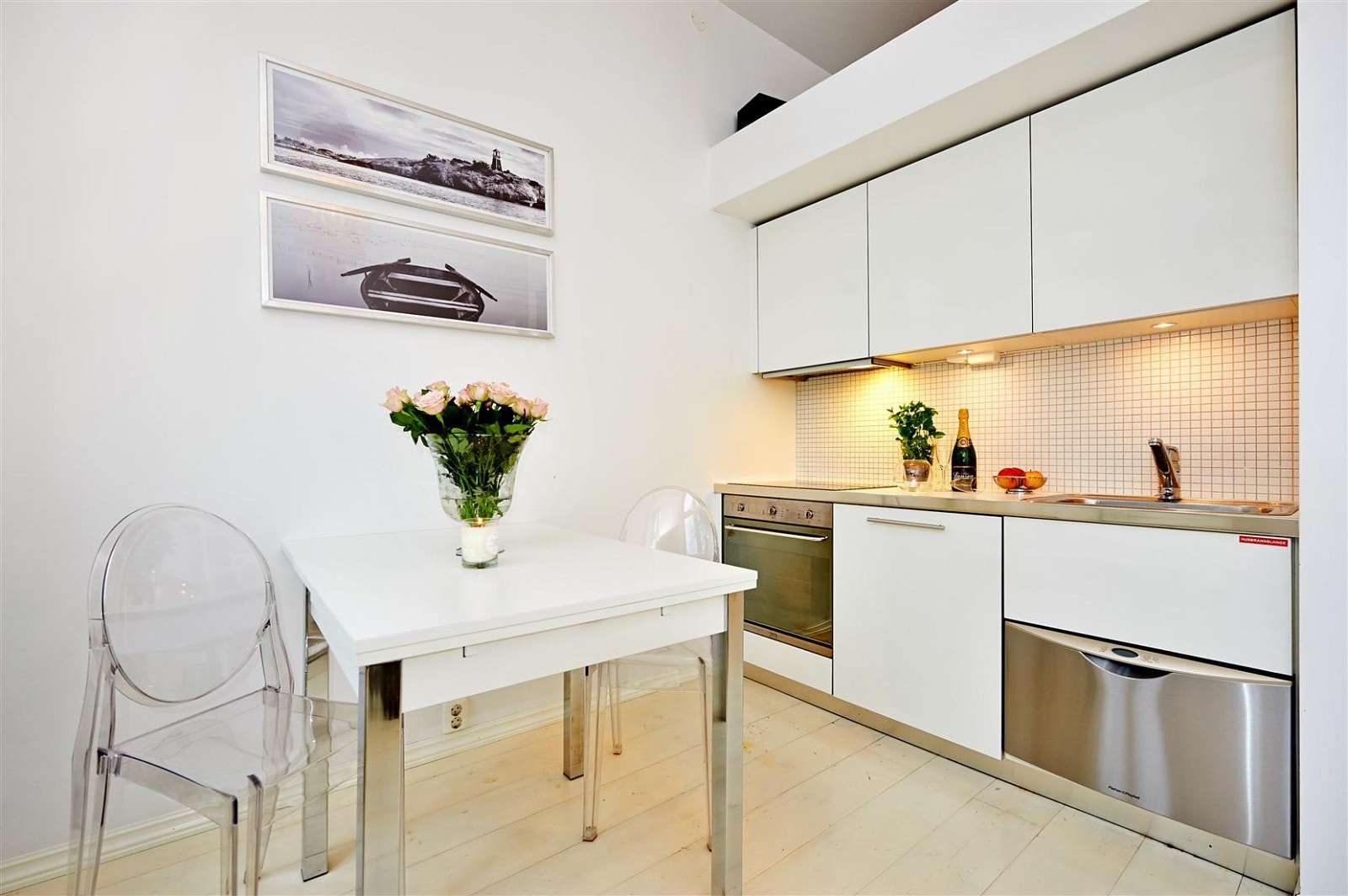 Kjøkkenet med trivelig spiseplass. Galleribilde