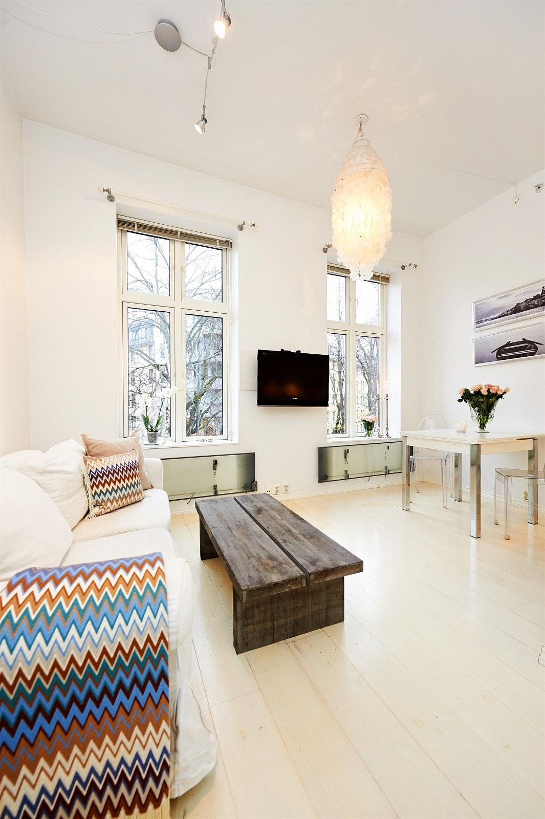 Lys og lekker stue med både plass til å slappe av i sofaen og se på TV eller innta ett hyggelig måltid ved spisebordet. Galleribilde