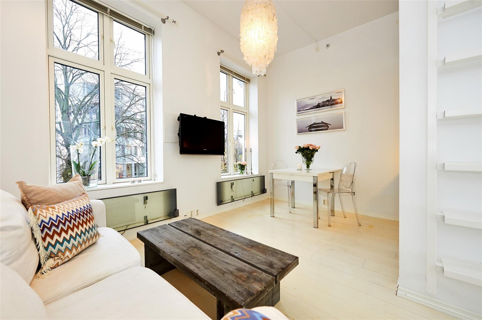 Det er plass til både spiseplass og sofa område i leilgheten. Galleribilde