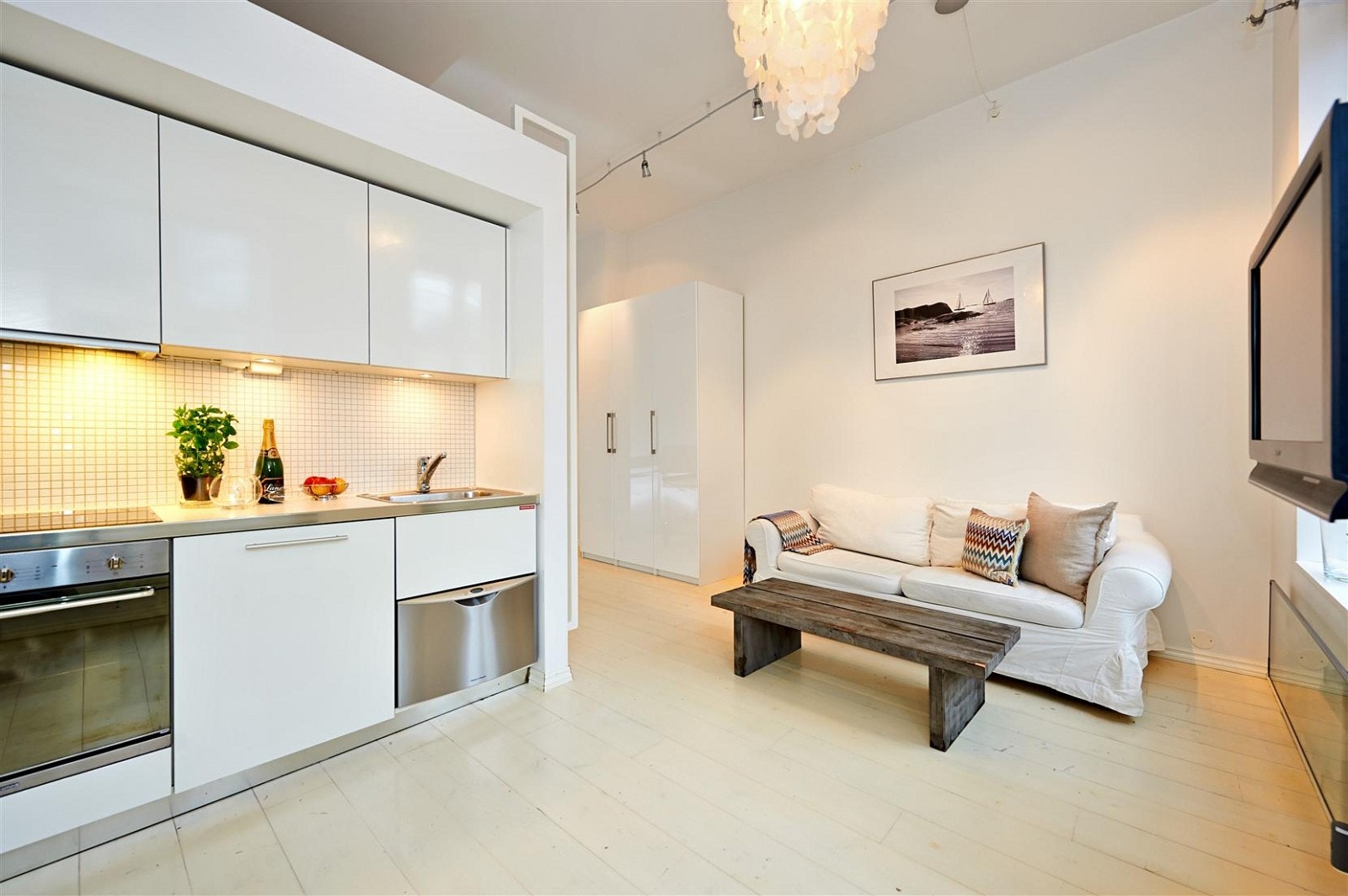 Kjøkken og stue sett fra spiseplassen. Galleribilde