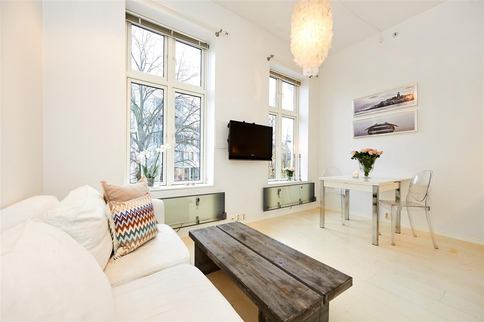 Store vindusflater gjør leiligheten lys og trivelig. Galleribilde