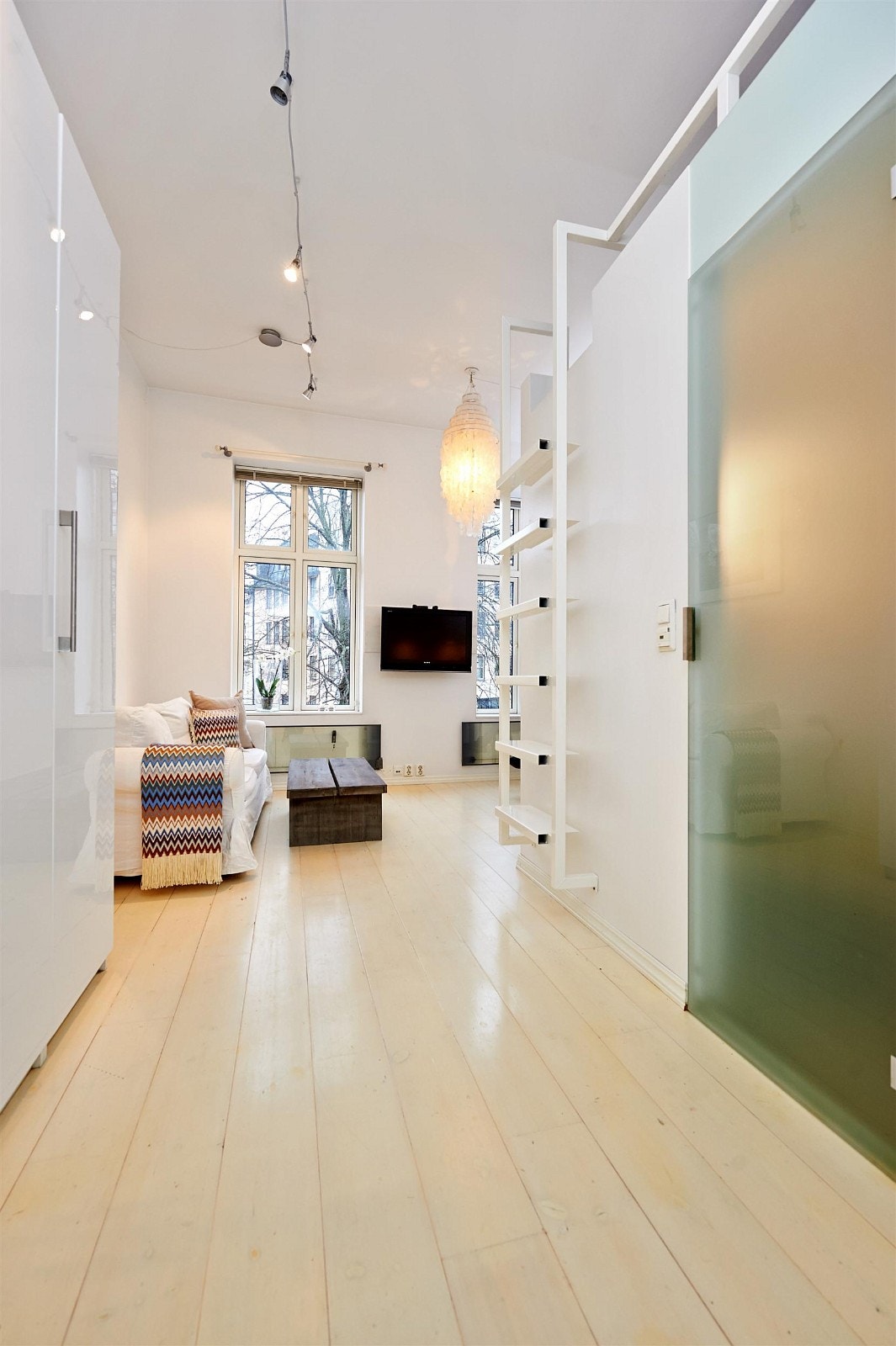 Lekker glass dør på høyre hånd i bildet inn til badet. Galleribilde