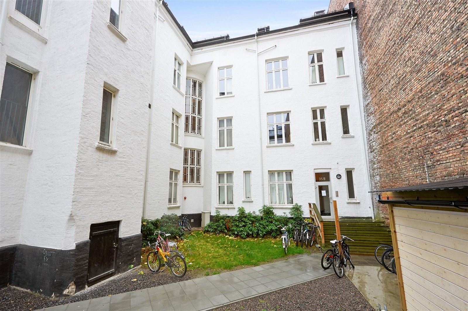 Det er mulig å parkere sykler i den hyggeloge bakgården. Galleribilde