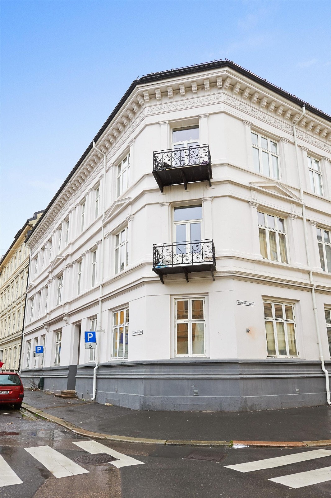 Leiligheten ligger i 2. etasje i en nydelig klassisk bygård i ett meget rolig område. Galleribilde