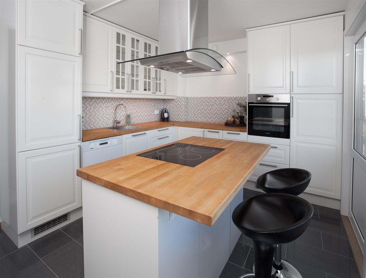 Kjøkken med kjøkkenøy Galleribilde