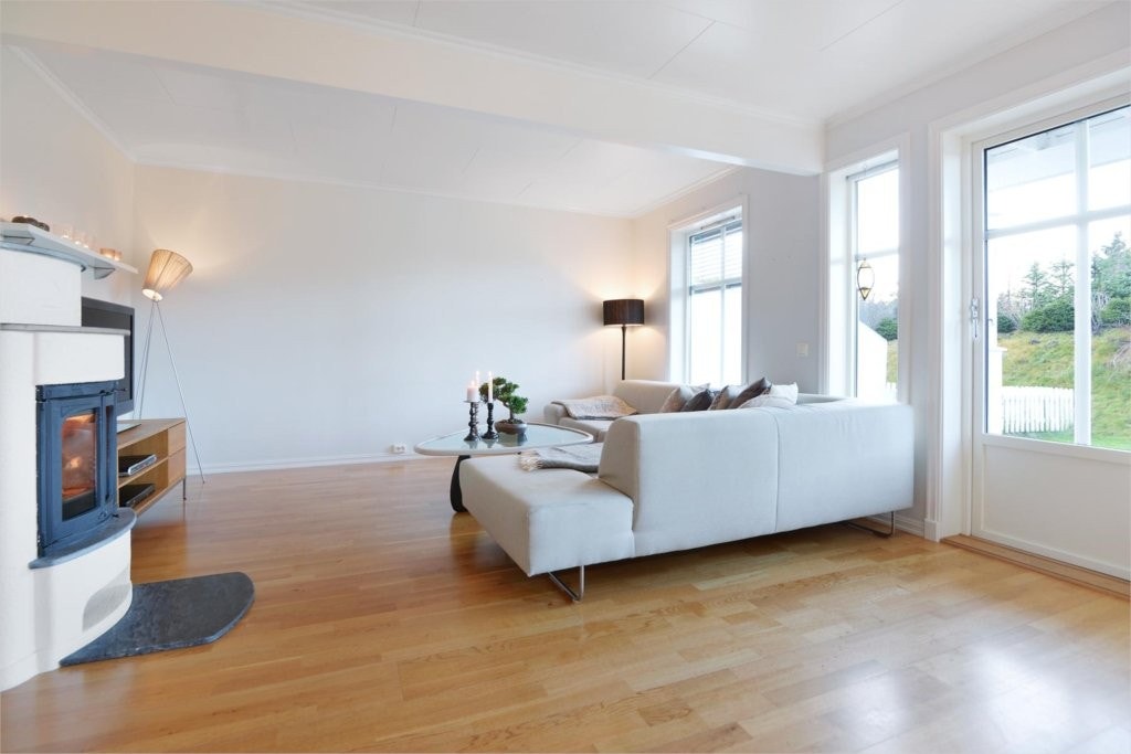 Stuen er holdt i lyse nøytrale farger og det er peis med innsats -perfekt på kalde høst -og vinterkvelder. Galleribilde