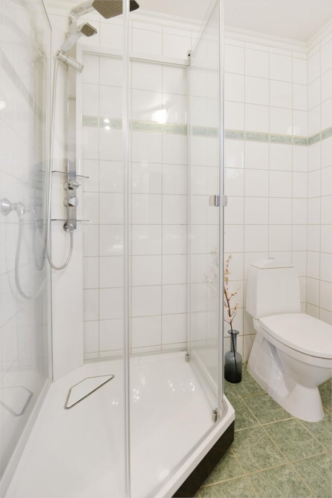 Bad 1.etasje med dusjkabinett og varme i gulv. Galleribilde