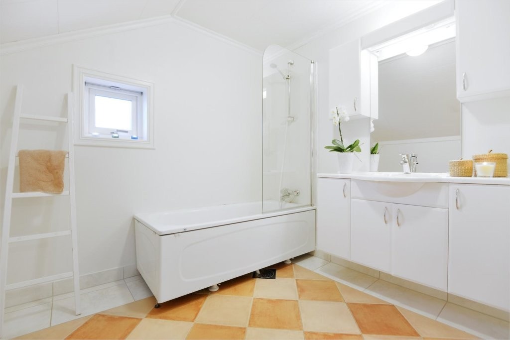 Bad i 2.etasje med gulvvarme og nyere innredning i hvit høyglans. Galleribilde