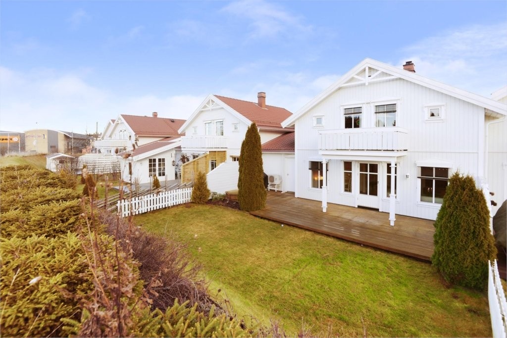 Boligen ligger vest-vendt til og fra stuen er det adkomst ut til stor solrik terrasse på 42 kvm. og hage med god plass til trampoline, lekestativer m.m. Galleribilde