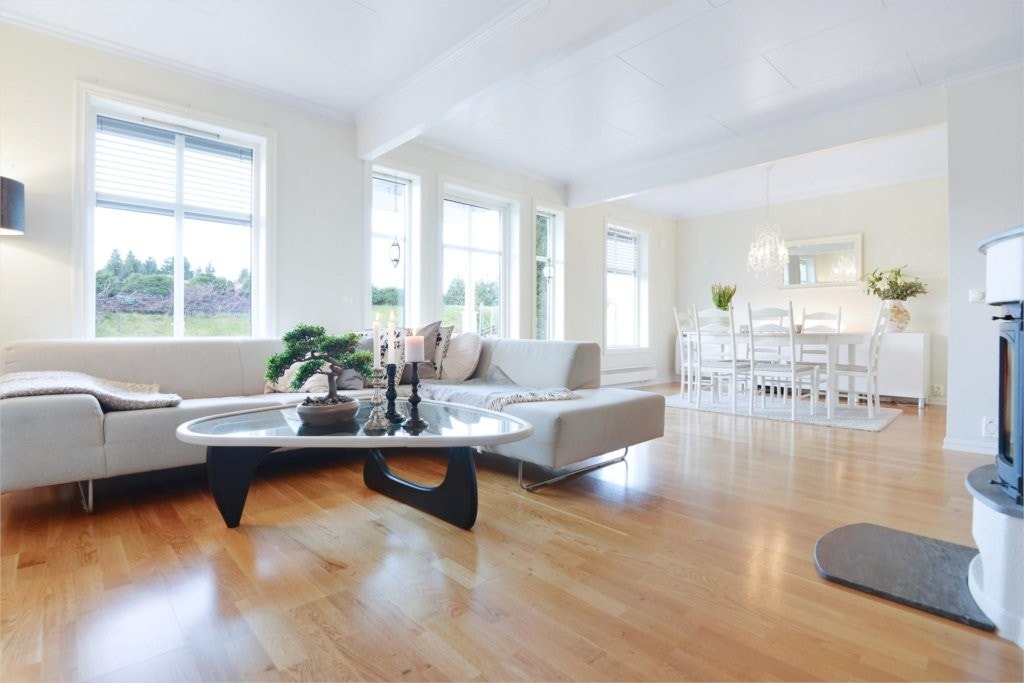 Velkommen til Blåbærtråkket 43, en koselig eiendom beliggende på hyggelig tun som er svært barnevennlig. Galleribilde