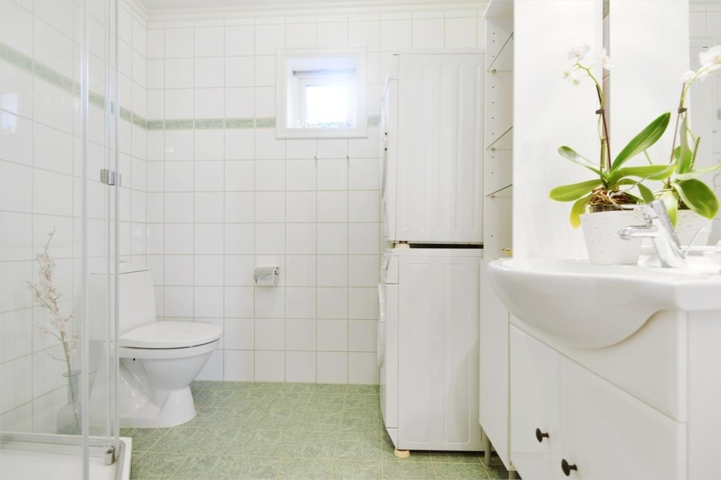 Badet i 1.etasje har opplegg vaskesøyle. Nyere baderomsinnredning med skap og speil. Galleribilde