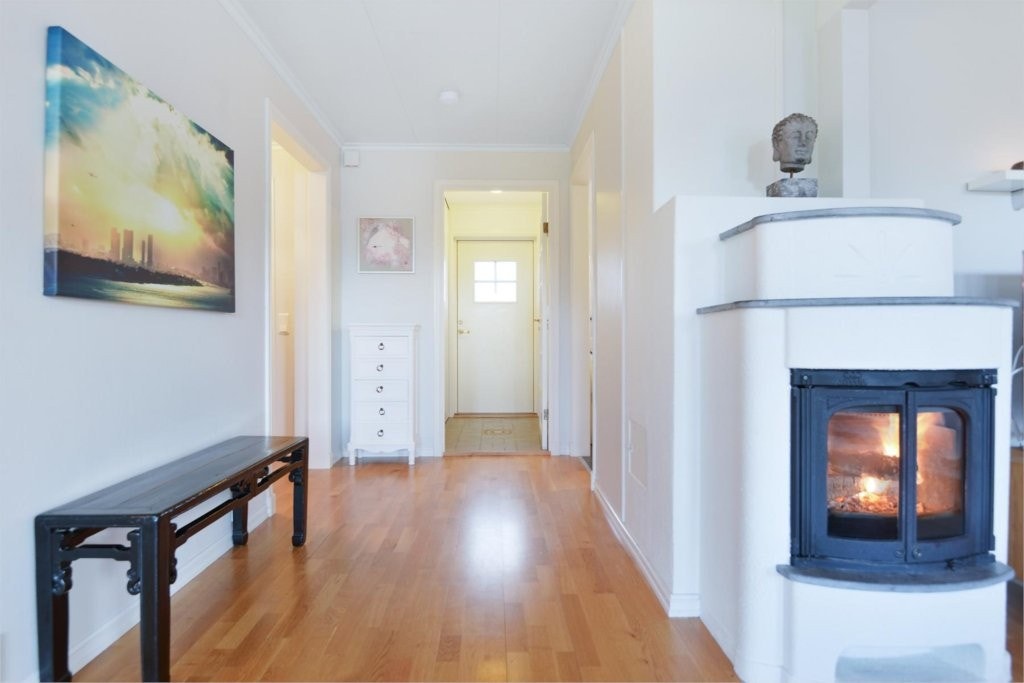 Gang fra stue med adkomst inn til kjøkken, vindfang og til trapp opp til 2.etasje. Galleribilde