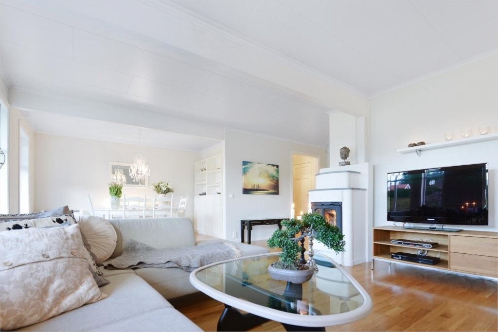 Stue med sittegruppe og spisestue. Det er mye veggflater som gjør det lett å møblere. Galleribilde