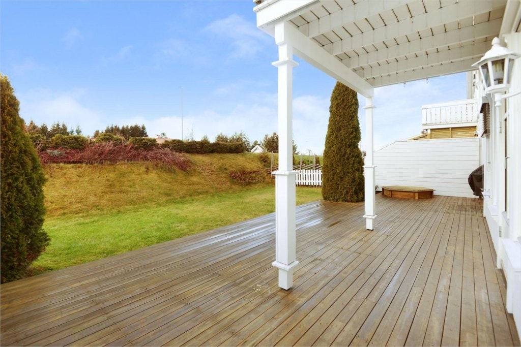 Terrasse ut fra stuen på 42 kvm. Galleribilde