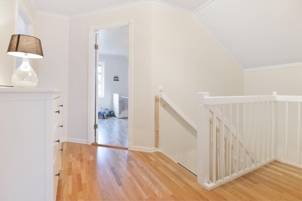 Trapperom 2.etasje. Ny parkett, listverk og nye dører i hele etasjen. Galleribilde