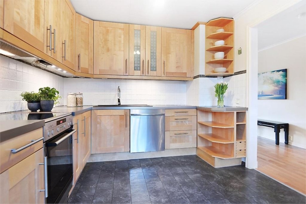 Kjøkken med ekstra bred åpning ut til entrè Galleribilde