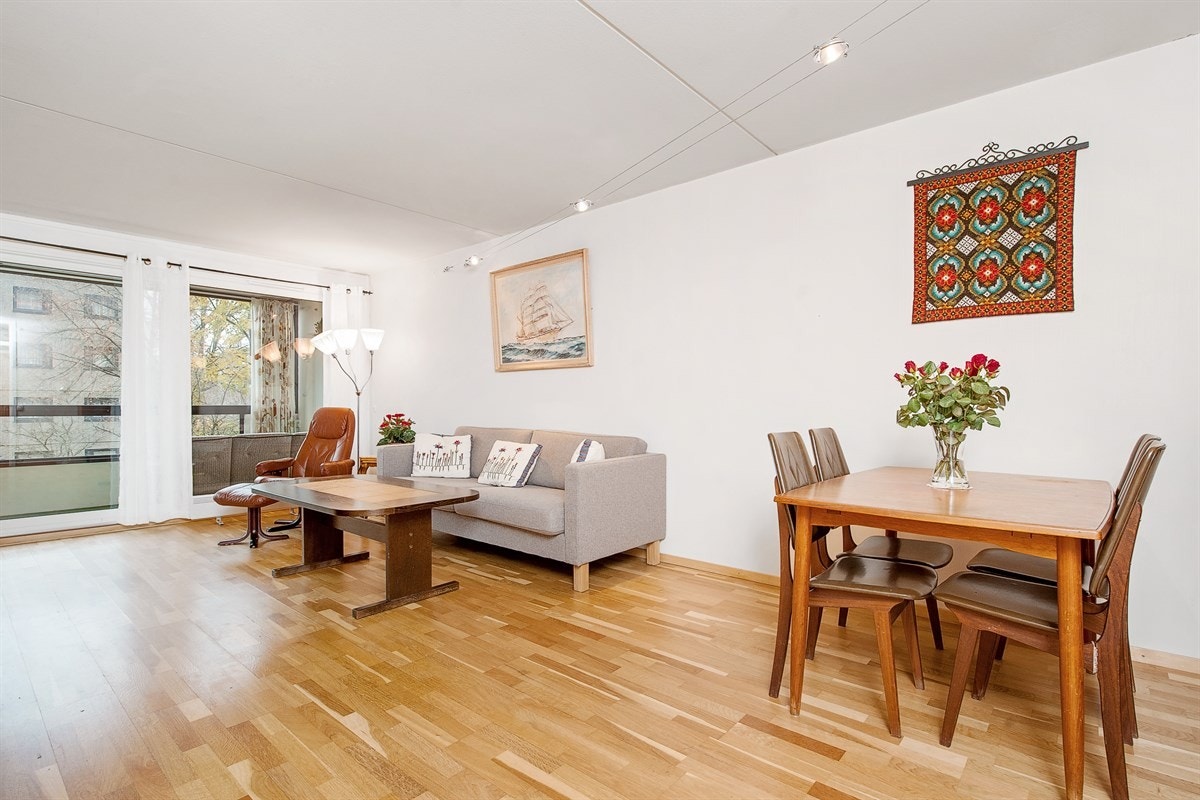 Lys og åpen stue med store vindusflater Galleribilde