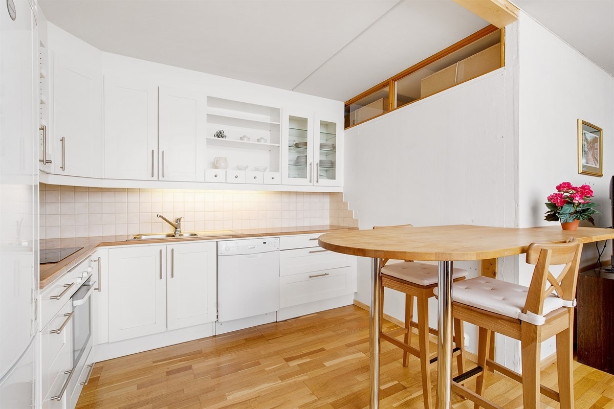 Praktiskt kjøkken med åpen løsning Galleribilde