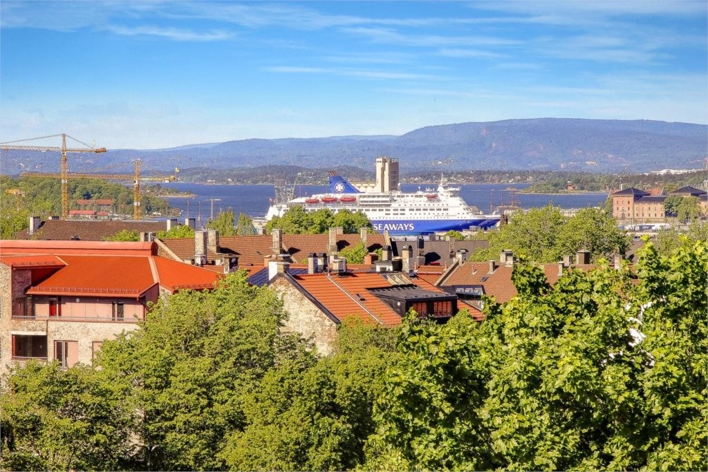 Utsikt fra takterrassen om sommer Galleribilde