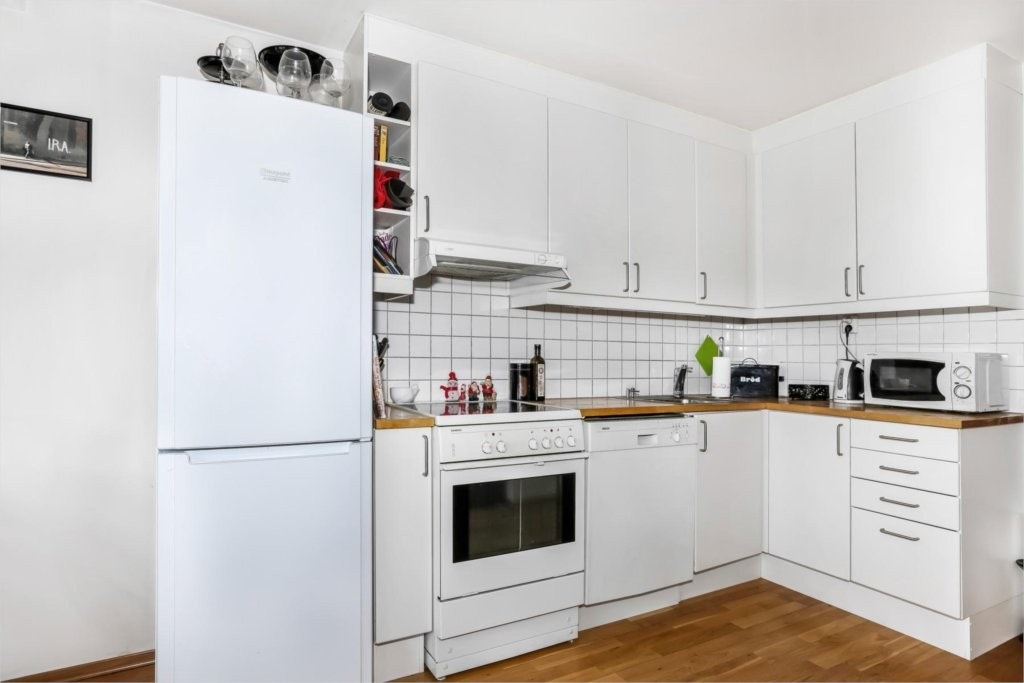 Finert Kjøkken med komfyr og oppvaskmaskin som følger leiligheten Galleribilde