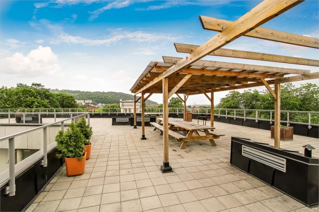 Felles solrik takterrasse med flott utsikt Galleribilde