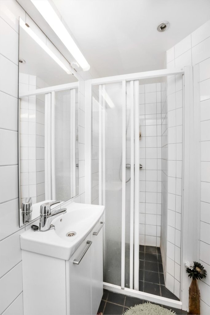 Servant med underskap og dusjnisje med skyvedør i herdet glass Galleribilde