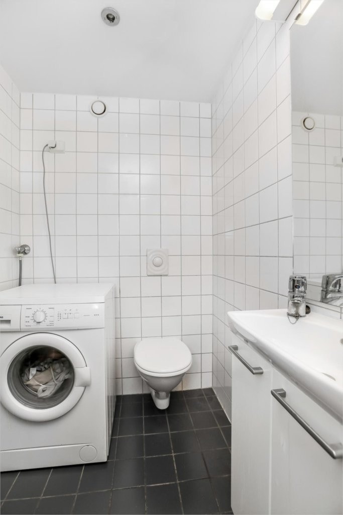 Flislagt bad med innebygget sisterne. Opplegg til vaskemaskin Galleribilde