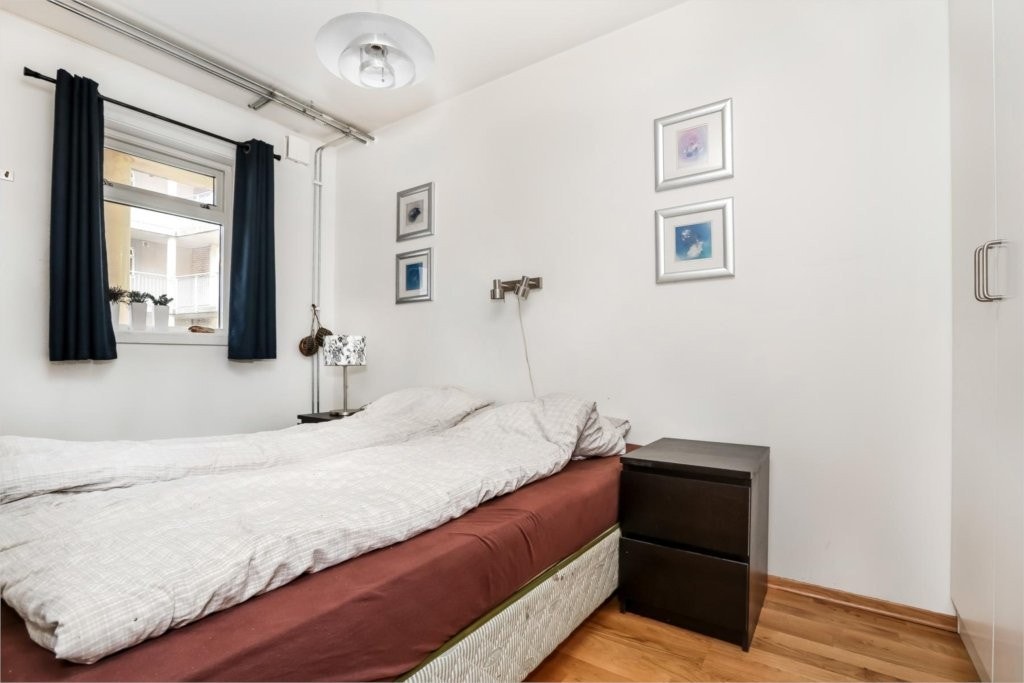 Romslig soverom med garderobeskap Galleribilde